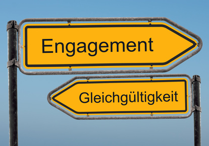 Wegweiser mit den Begriffen "Engagement" und "Gleichgültigkeit"