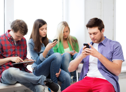 Jugendliche mit Smartphones und Tablet