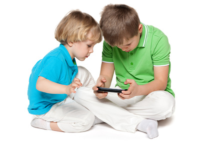 zwei kleine Jungen spielen mit einem Smartphone