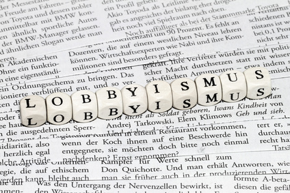 Das Wort "Lobbyismus" mit Buchstabenwürfeln dargestellt