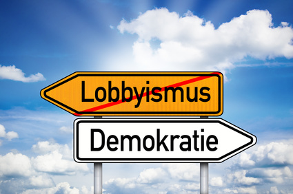 Wegweiser mit den Begriffen "Lobbyismus" und "Demokratie"