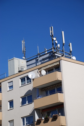 Mobilfunksender auf Mehrfamilienhaus