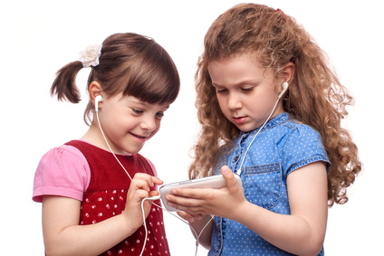 zwei Mädchen hören Musik mit dem Smartphone