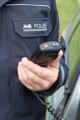 baden-württembergischer Polizist mit Fahrzeugfunkgerät