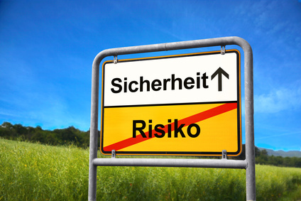 Straßenschild Ortsende mit den Aufschriften "Risiko" und "Sicherheit"