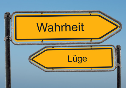 Zwei Wegweiser mit den Worten "Wahrheit" und "Lüge"